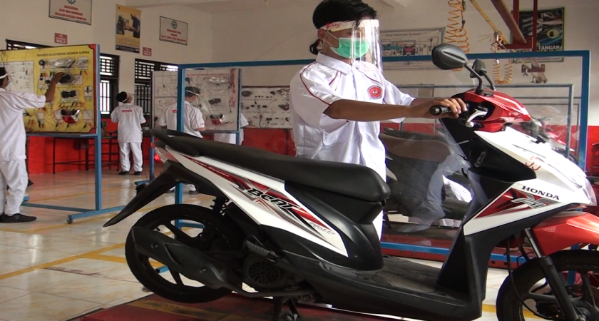 Kegiatan Praktikum Siswa Teknik Sepeda Motor